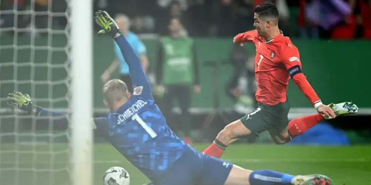 Christiano Ronaldo saat melawan Denmark dalam pertandingan leg kedua babak perempat final UEFA Nations League antara Portugal vs Denmark, Senin (24/3/2025). (foto/AFP)