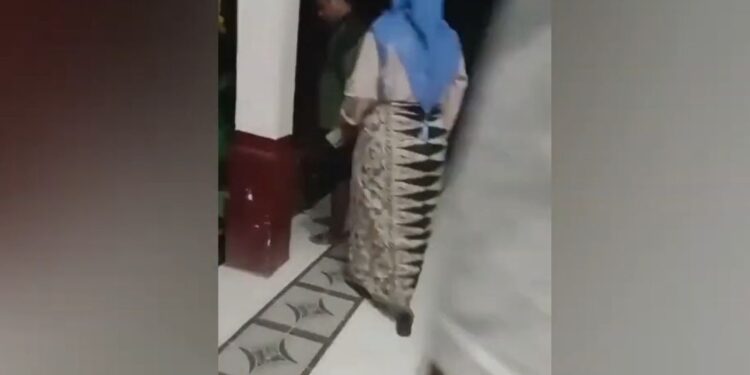 Detik-detik penggerebekan dugaan perbuatan mesum. (foto/ist)