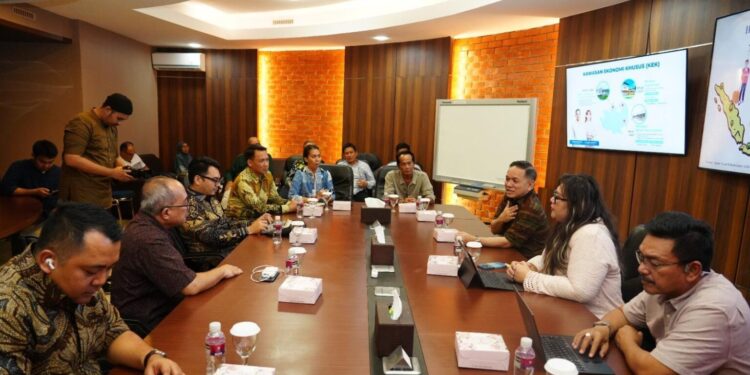 Badan Pengusahaan  Batam (BP Batam) diwakili oleh Kepala Biro Humas, Promosi, dan Protokol, Ariastuty Sirait menerima kunjungan Duta Besar Republik Indonesia untuk Singapura, Suryo Pratomo pada Jum’at (28/2/2025) di Marketing Centre. (foto/Humas BP Batam)