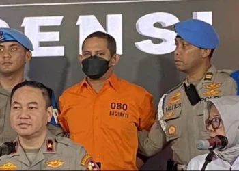 Eks Kapolres Ngada, AKBP Fajar Widyadharma Lukman Sumaatmaja (baju oranye) saat dihadirkan polisi dalam konferensi pers di Jakarta, Kamis, (13/3/2025). (foto/dok)