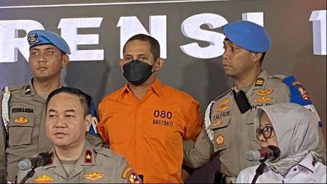 Eks Kapolres Ngada, AKBP Fajar Widyadharma Lukman Sumaatmaja (baju oranye) saat dihadirkan polisi dalam konferensi pers di Jakarta, Kamis, (13/3/2025). (foto/dok)