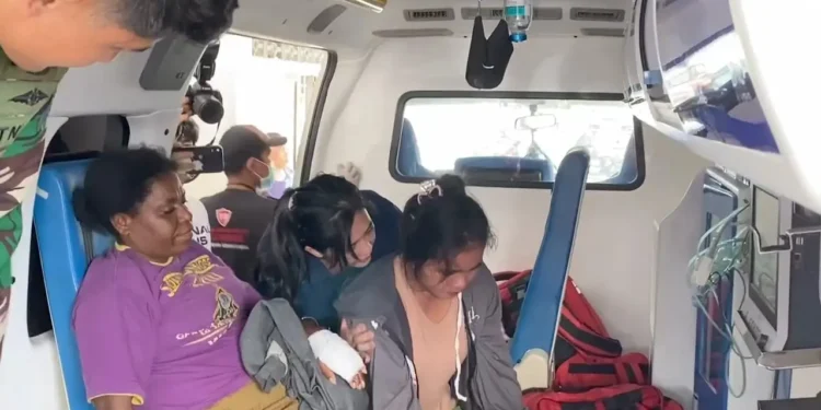 Evakuasi korban penyerangan guru dan nakes dari KKB di Anggruk Yahukimo. (foto/dok)
