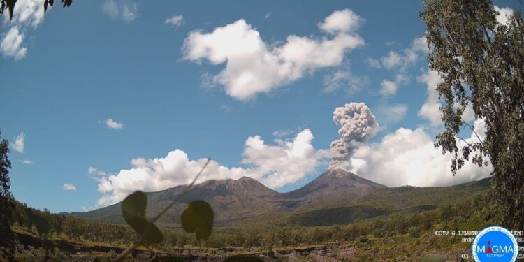 Gunung Lewotobi Laki-Laki Erupsi, Warga Diminta Hindari Radius 5 Km (foto/PVMBG)