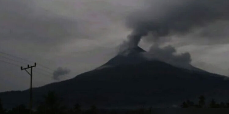 Gunung Lewotobi Laki-Laki di Kabupaten Flores Timur, Nusa Tenggara Timur (NTT), erupsi dengan tinggi kolom abu teramati kurang lebih 800 meter di atas puncak atau kurang lebih 2.384 meter di atas permukaan laut, Jumat (14/3/2025) pukul 21.24 WITA. (foto/PVMBG)