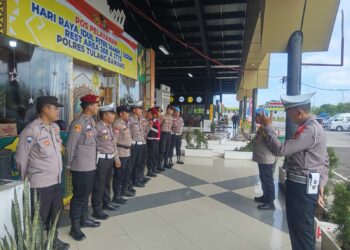 Seksi Propam Polres Tulang Bawang, Polda Lampung, memberikan arahan kepada seluruh personel yang terlibat langsung dalam Operasi Ketupat Krakatau 2025 pada hari pertama pelaksanaan Operasi, terutama mereka yang berdinas di Pos Pelayanan (Yan) dan Pos Pengamanan (Pam). (foto/Maria)