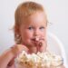 Ilustrasi anak kecil memakan popcorn atau berondong jagung. (foto/net)