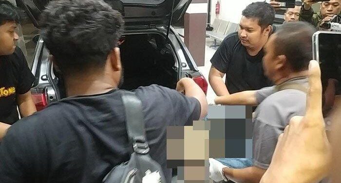Jasad Y ketika dievakuasi dari dalam bagasi mobil petugas kepolisian ke Kamar Mayat RS Bhayangkara Surabaya, Jumat (7/3/2025). (foto/ist)