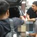 Jasad Y ketika dievakuasi dari dalam bagasi mobil petugas kepolisian ke Kamar Mayat RS Bhayangkara Surabaya, Jumat (7/3/2025). (foto/ist)