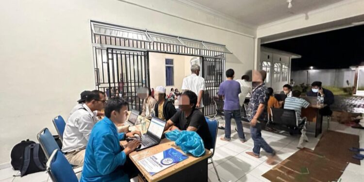 Satgas Pelayanan dan Pelindungan KJRI Johor Bahru memfasilitasi dan mendampingi deportasi 150 WNI dari Pasir Gudang, Johor ke Tanjung Pinang, Kepulauan Riau, Rabu (19/3/2025). (foto/KJRI)