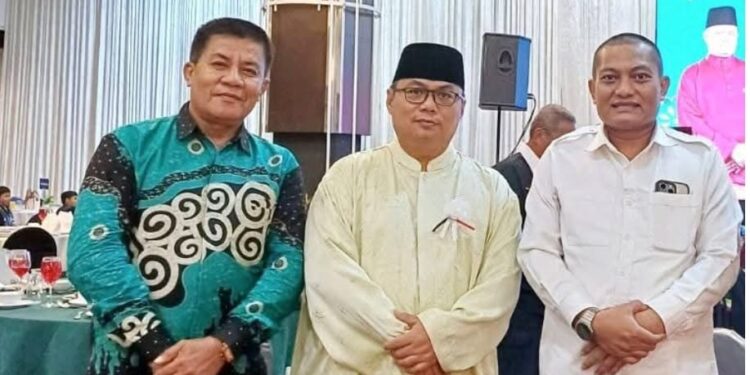 Konsulat Jenderal Republik Indonesia (KJRI) di Johor Bahru, Sigit Suryantoro (tengah) bersama Ketua SMSI Kepulauan Riau, Rinaldi Samjaya (kanan) dan Ketua SMSI Batam yang juga Ketua Seksi Pariwisata Persatuan Wartawan Indonesia (PWI) Kepri, Indra Helmi (kiri) saat menghadiri Majlis Iftar Ramadan Seni dan Budaya PERSIM Malaysia 2025 yang berlangsung di International Convention Center Persada, Johor Bahru, Malaysia, Sabtu (15/3/2025). (foto/KJRI)