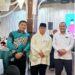 Konsulat Jenderal Republik Indonesia (KJRI) di Johor Bahru, Sigit Suryantoro (tengah) bersama Ketua SMSI Kepulauan Riau, Rinaldi Samjaya (kanan) dan Ketua SMSI Batam yang juga Ketua Seksi Pariwisata Persatuan Wartawan Indonesia (PWI) Kepri, Indra Helmi (kiri) saat menghadiri Majlis Iftar Ramadan Seni dan Budaya PERSIM Malaysia 2025 yang berlangsung di International Convention Center Persada, Johor Bahru, Malaysia, Sabtu (15/3/2025). (foto/KJRI)