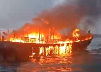 KM Lyyra mengangkut BBM hangus terbakar di perairab Pulau Subi. (foto/ist)