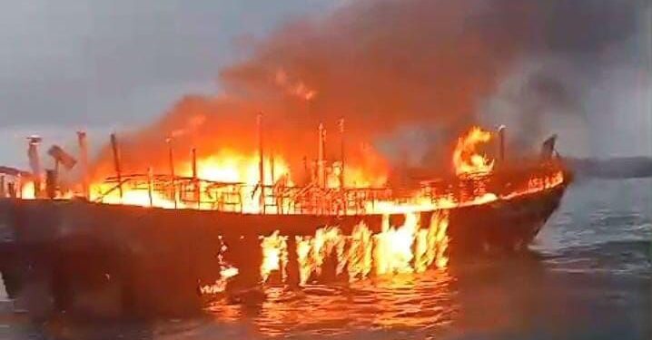 KM Lyyra mengangkut BBM hangus terbakar di perairab Pulau Subi. (foto/ist)