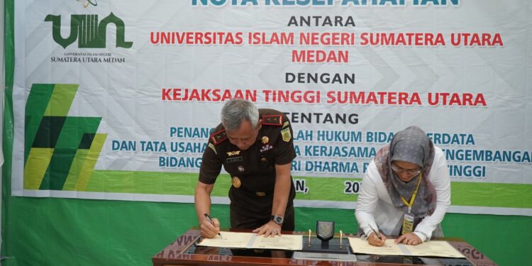 Kepala Kejaksaan Tinggi Sumatera Utara Idianto, SH,MH melakukan penandatanganan nota kesepahaman bidang perdata dan tata usaha negara (Datun) dengan Rektor Universitas Islam Negeri Sumatera Utara (UINSU) Prof Dr Nurhayati, M.Ag di Aula Lantai 2 Kantor Kejati Sumut Jalan AH Nasution Medan, Selasa (4/3/2025). (foto/Kejati Sumut)