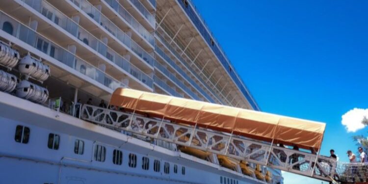 Kapal pesiar Anthem of the Seas milik Royal Caribbean Group di Pelabuhan Benoa, Bali, Jumat (28/2/2025). (foto/dok)
