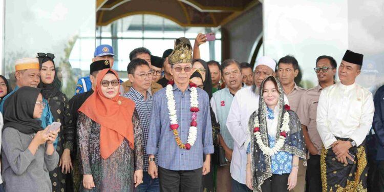 Kepala BP Batam Amsakar Achmad dan Wakil Kepala BP Batam Li Claudia Chandra kembali ke Batam melalui Bandara Hang Nadim pada Sabtu siang (1/3/2025) usai mengikuti Retreat Kepala Daerah 2025 di Akademi Militer (Akmil) Magelang. (foto/Humas BP Batam)