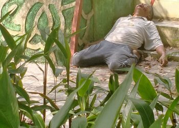 Mayat dekat Danau Hijau Bersih yang membuat geger warga depan RSUD Muhammad Sani, Kecamatan Meral, Kabupaten Karimun, Kepulauan Riau (Kepri). Korban mengeluarkan darah dari mulutnya. (foto/ist)