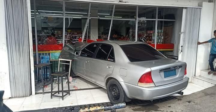 Kaca Alfamart yang pecah dan berantakan akibat ditabrak mobil sedan. (foto/ist)