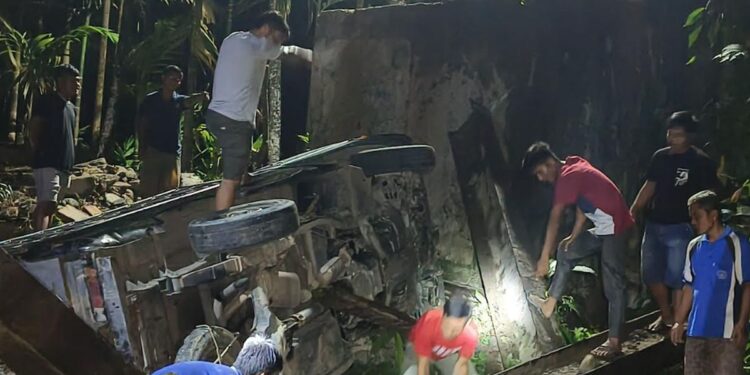 Para warga yang berkumpul pada lokasi jembatan ambruk. (foto/ist)