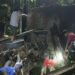 Para warga yang berkumpul pada lokasi jembatan ambruk. (foto/ist)