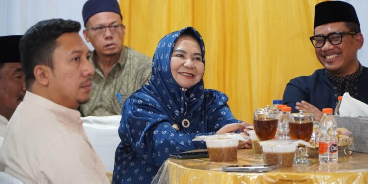 Bupati Langkat H. Syah Afandin, SH melalui Wakil Bupati Langkat Tiorita Br Surbakti, SH menghadiri kegiatan Buka Puasa Bersama PT. PLN (Persero) UP3 Binjai di Kantor PLN UP3, Jalan T. Amir Hamzah No. 37 Binjai-Kebun Lada, pada Kamis (20/3/2025). (foto/Diskominfo Langkat)