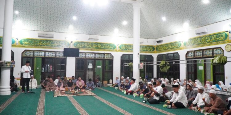 Pemerintah Kabupaten Langkat menggelar peringatan malam Nuzulul Qur’an di Masjid Syafiyyatul Amaliyyah Shadiqah, Kelurahan Kwala Bingai, Kecamatan Stabat, Senin (17/3/2025). (foto/Diskominfo Langkat)