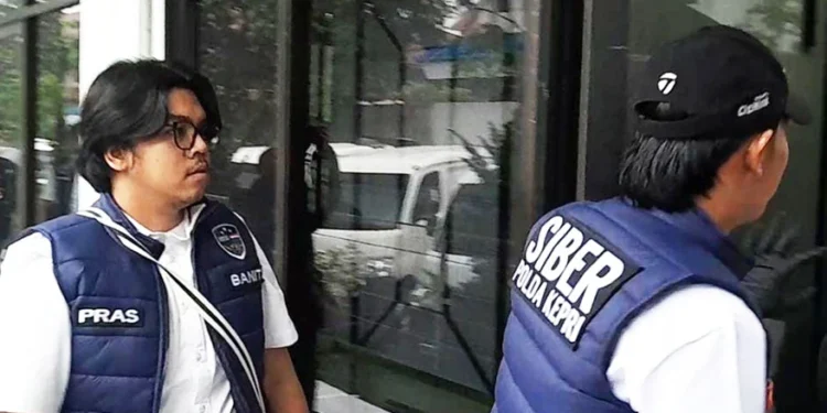 Penyidik Tim Subdit Tipikor Ditreskrimsus Polda Kepri sedang memasuki salah satu ruangan di Gedung BP Batam. (foto/dok)