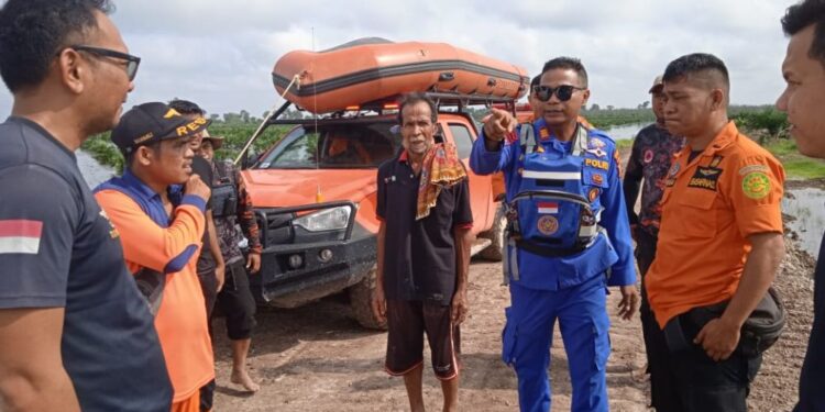 Polairud Polres Pelalawan berkoordinasi dengan BPBD, Basarnas dan relawan untuk mencari korban yang hilang tenggelam. (foto/Media Center Riau)