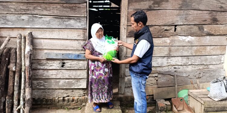 Polsek Belitang II Salurkan Bantuan Kapolres OKU Timur untuk Warga Kurang Mampu (foto/Yesi)