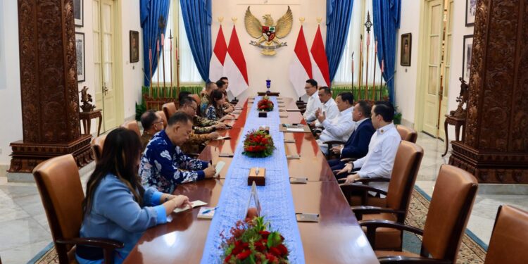 Presiden Republik Indonesia, Prabowo Subianto bersama Kepala BP Batam, Amsakar Achmad beserta jajaran  dalam pertemuan yang digelar pada Kamis (13/3/2025) di Istana Negara Jakarta usai pelantikan para Anggota/Deputi BP Batam di Kantor Kementerian Koordinator Bidang Perekonomian Republik Indonesia. (foto/Humas BP Batam)