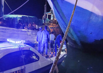 Proses evakuasi korban Allen Song yang terjatuh ke laut di wilayah Dermaga Plantar II pada Sabtu (8/3/2025). (foto/ist)