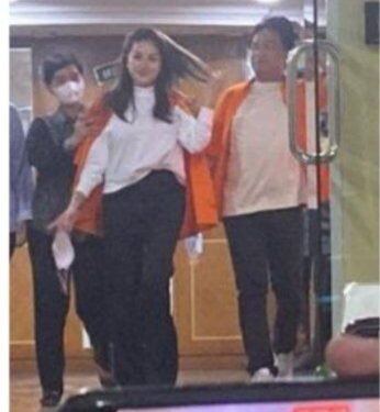 Pakai baju tahanan, Nikita tampak santai bahkan masih sempat melemparkan kiss bye ke awak media. (foto/ist)