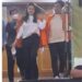 Pakai baju tahanan, Nikita tampak santai bahkan masih sempat melemparkan kiss bye ke awak media. (foto/ist)