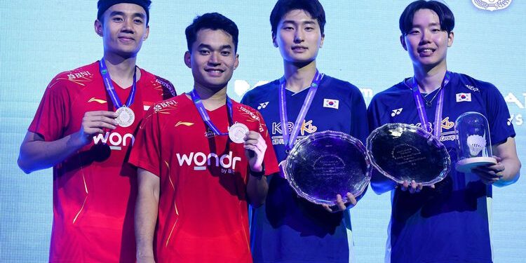 Leo Rolly Carnando/Bagas Maulana (kiri) tampil sebagai runner up All England 2025 usai takluk dari Kim Won-ho/Seo Seung-jae (Korea Selatan) pada partai final ganda putra di Utilita Arena, Birmingham, Inggris, Minggu (16/3/2025). (foto/PBSI)