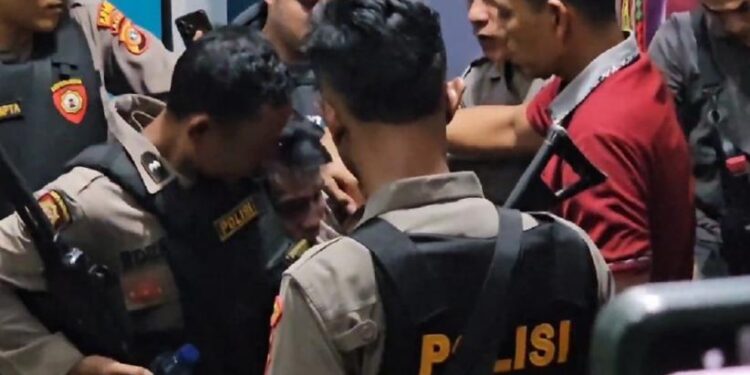 Salah seorang napi kabur dari Lapas Kutacane Aceh Tenggara saat ditangkap. (foto/ist)