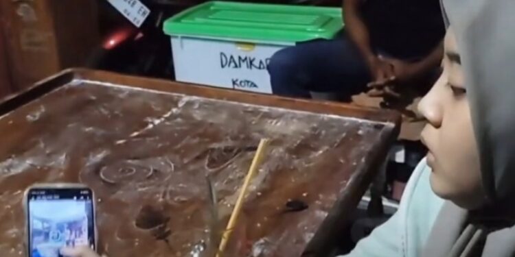 Seorang perempuan yang curhat atas kasus penipuannya yang ditolak Polres Pemalang. (foto/ist)