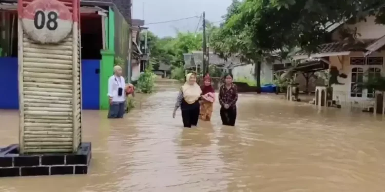 Suasana di Kecamatan Labuan, Kabupaten Pandeglang, Banten yang terdampak banjir. (foto/ist)