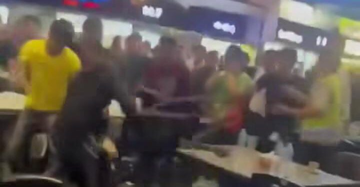 Suasana mencekam keributan di Food Court A2, Lubuk Baja, Kota Batam beberapa hari yang lalu. (foto/Instagram)