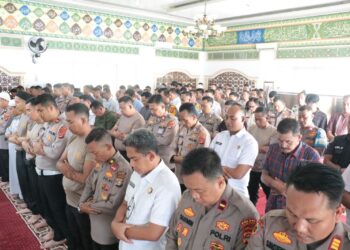 Polres Tulang Bawang, Polda Lampung, menggelar sholat ghaib untuk mendoakan tiga anggota Polri yang gugur dalam tugas. Sholat ghaib ini berlangsung ba'da sholat dzuhur di Masjid Darussalam Mapolres setempat, Selasa (18/03/2025). (foto/Maria)