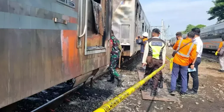 Tiga gerbong kereta yang terbakar di Stasiun Yogyakarta. (foto/ist)