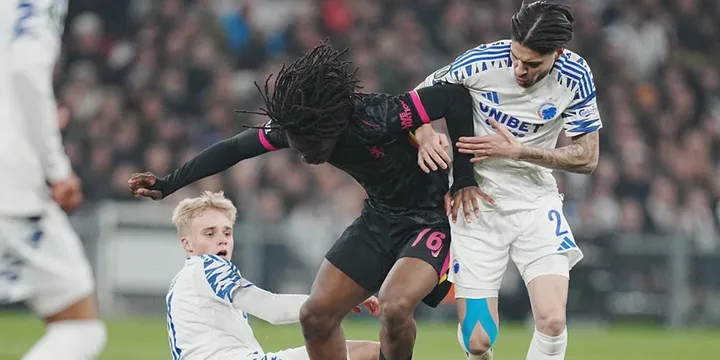 Trevor Chalobah saat beradu bola dengan Kevin Diks. (foto/net)