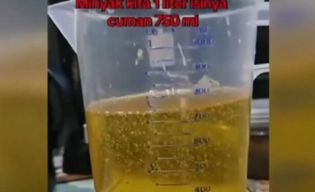 Video viral di media sosial yang menunjukkan MINYAKITA kurang dari takaran yang tertera di kemasan. (foto/ist)