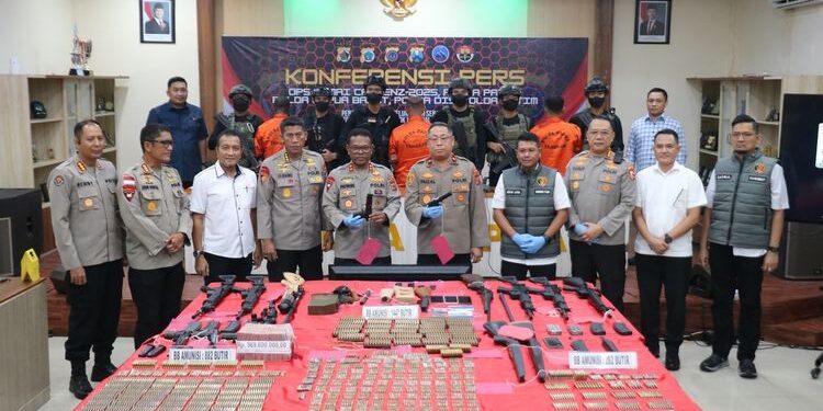 Polda Papua bersama Satgas Operasi Damai Cartenz dan Polda Papua Barat, Polda Jawa Timur dan Polda DIY, saat menggelar konferensi pers di Mapolda Papua, Selasa (11/3/2025). (foto/dok)