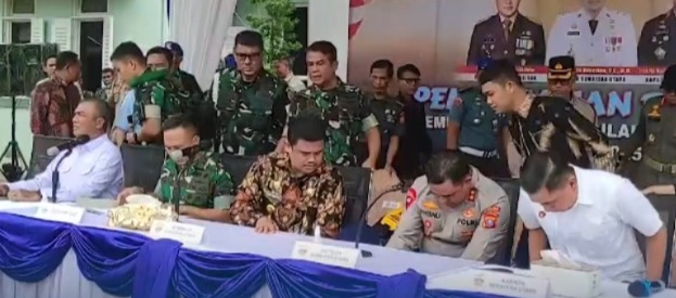 Pangdam I/BB Mayjen Rio Firdianto memberi keterangan pers terkait hasil penggerebekan. (foto/dok)