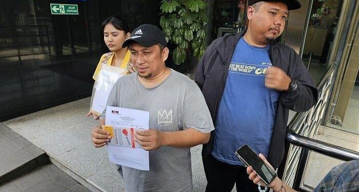 Koalisi Masyarakat Sipil Antikorupsi melaporkan penyelenggaran retret kepala daerah yang dilangsungkan di Akmil Magelang, Jawa Tengah ke Komisi Pemberantasan Korupsi (KPK), Jumat (28/2/2025). (foto/dok)
