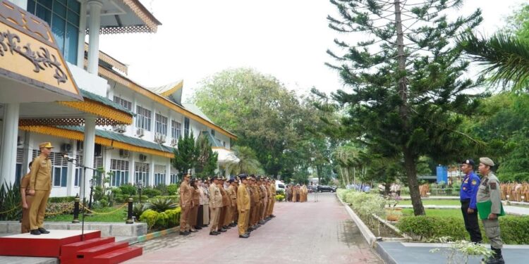 Bupati Langkat Syah Afandin pimpin apel pagi seluruh ASN di kantor Bupati. (Foto/Diskominfo).
