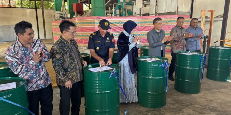 Bea Cukai Dukung PT.Green Aroma Tics Internasional Lepas Ekspor Nilam Aceh ke Paris. (Foto/Humas).
