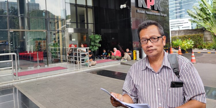 Cak Ta'in Ketua LSM Kelompok Diskusi Anti 86 (Kodat86) saat berada di kantor KPK Jakarta. (Foto/Dokumentasi).