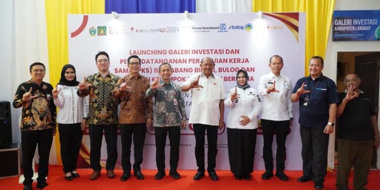 Bupati Langkat H. Syah Afandin, SH, bersama Wakil Bupati Tiorita Br. Surbakti, SH. (Foto/Diskominfo).