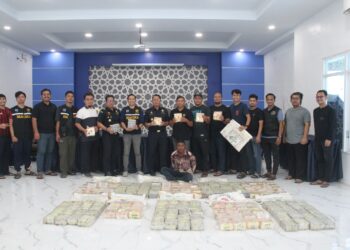 Petugas Bea Cukai Lhokseummawe bersama barang bukti narkotika. (Foto/Humas).